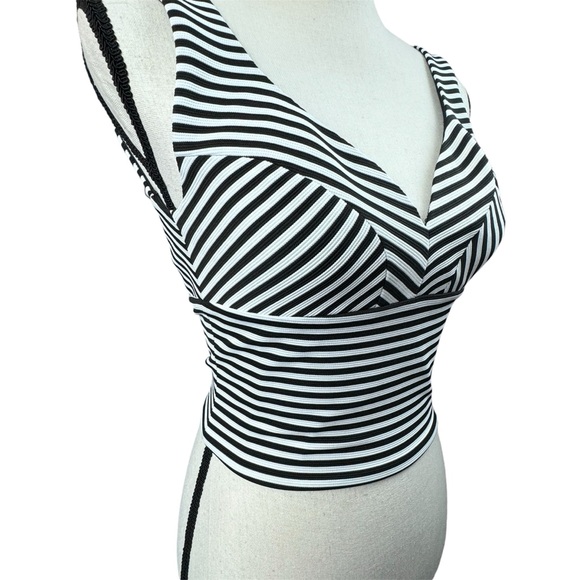 Black and white striped Guess sleeveless crop top. Gold zipper closure. - Picture 3 of 9